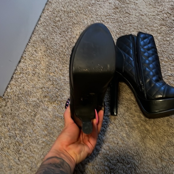 Steve Madden booties! Gorgeous and only worn once! - Picture 2 of 3